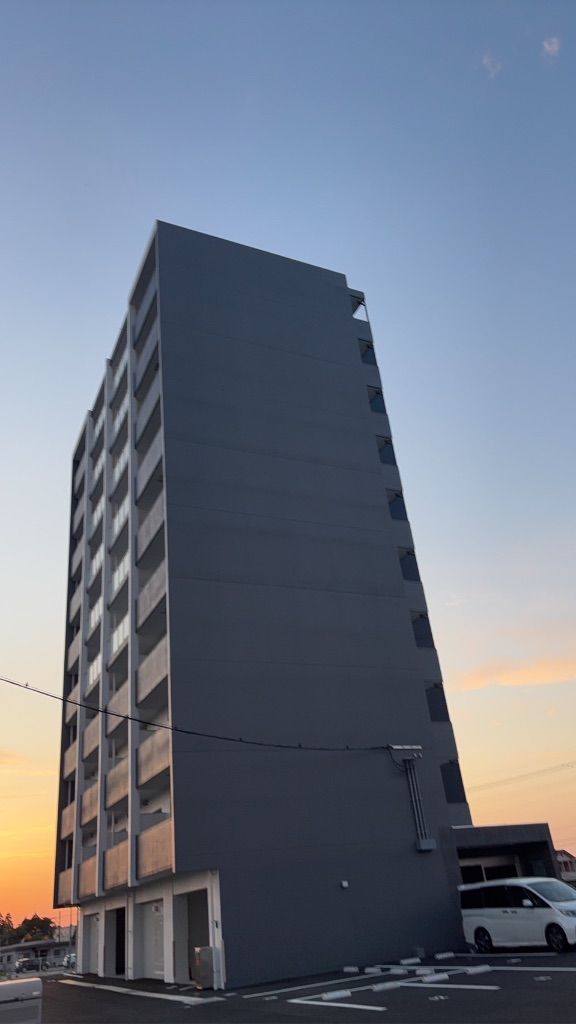 外観（夕景サイド）